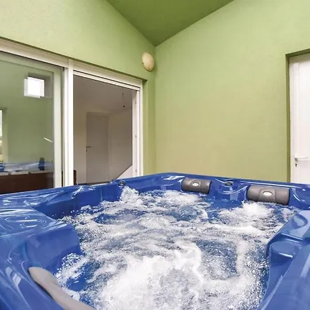 Sara فيلة Kosute