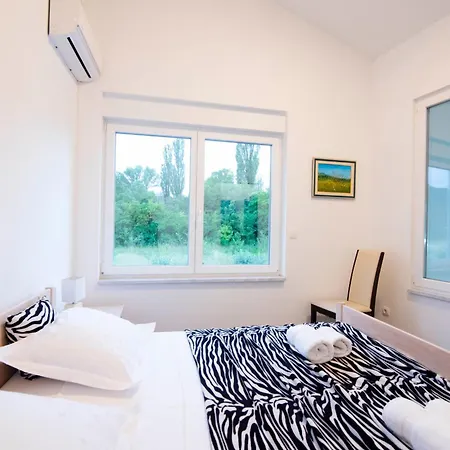 فيلة Sara Kosute