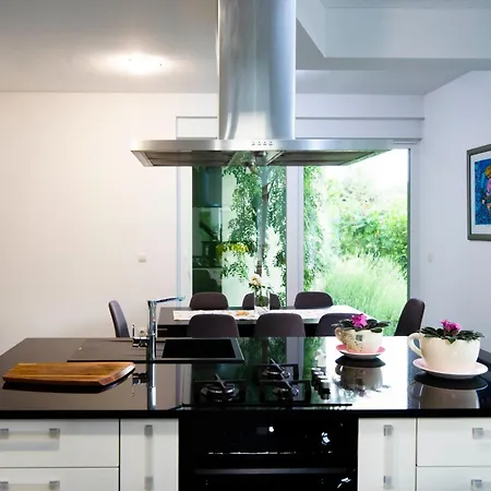 فيلة Sara Kosute