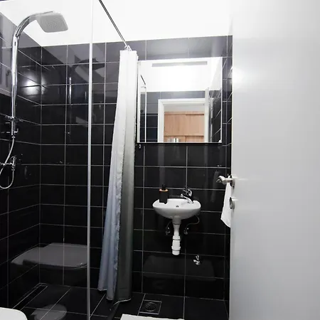 Sara فيلة Kosute