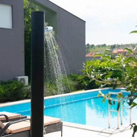 فيلة Sara Kosute